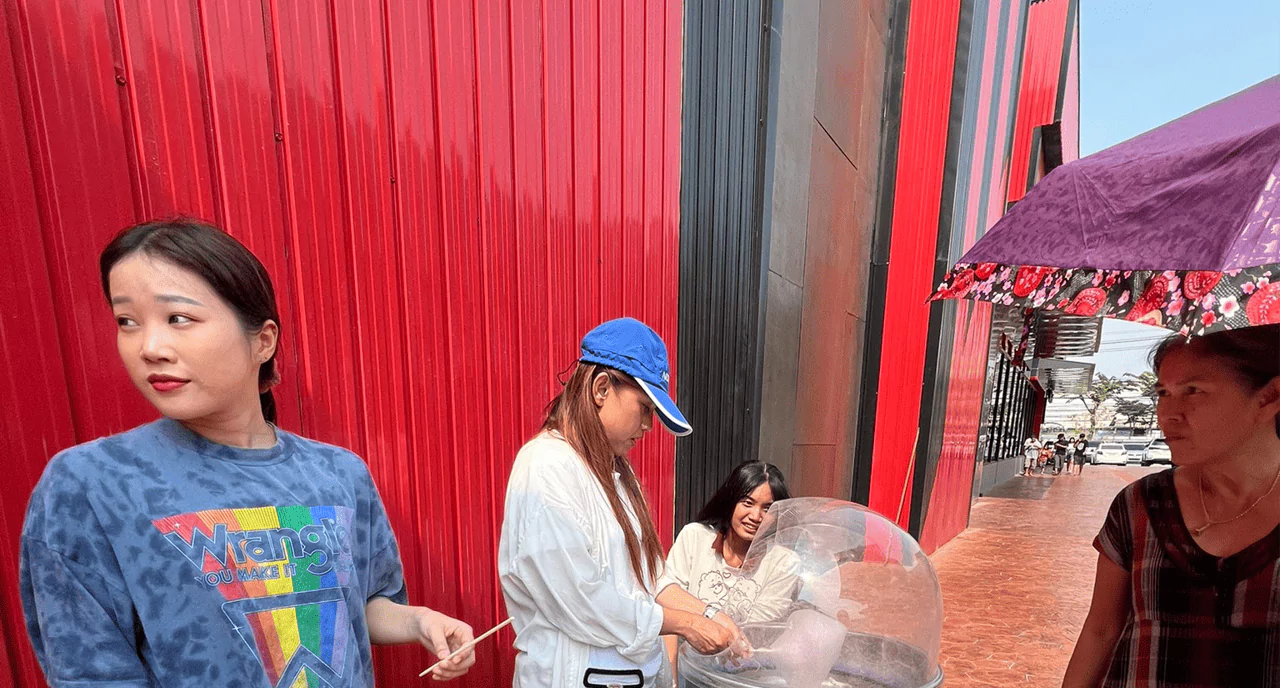 พนักงานกำลังทำสายไหม