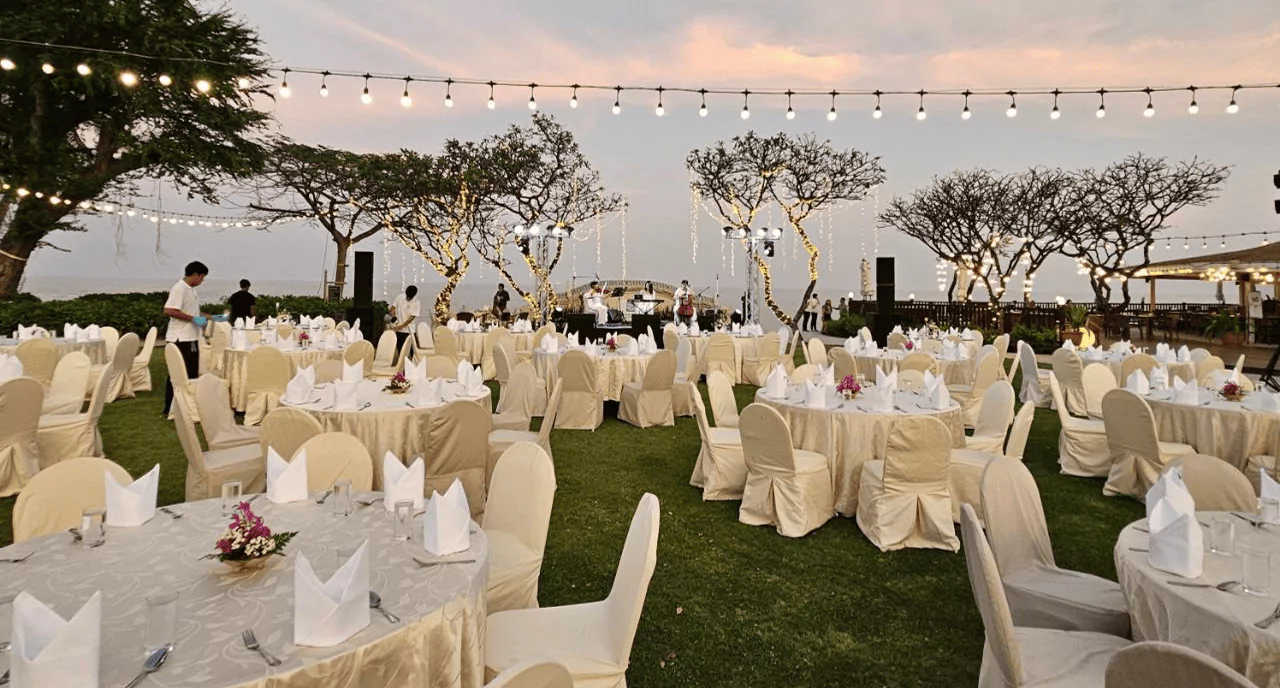 บรรยากาศงานเลี้ยงช่วงกลางคืน และโต๊ะทานอาหารแบบกลมสำหรับปรับประทานอาหาร