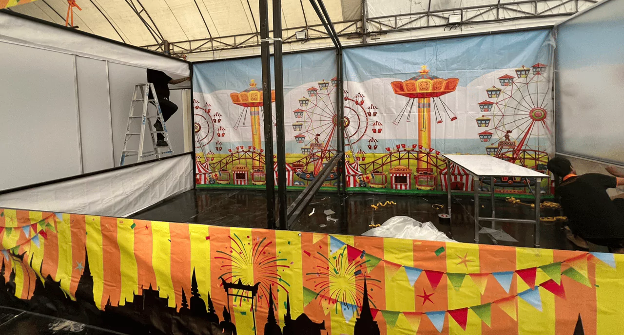 บูธกิจกรรมในร่มมีป้ายแบคดรอปข้างหลัง