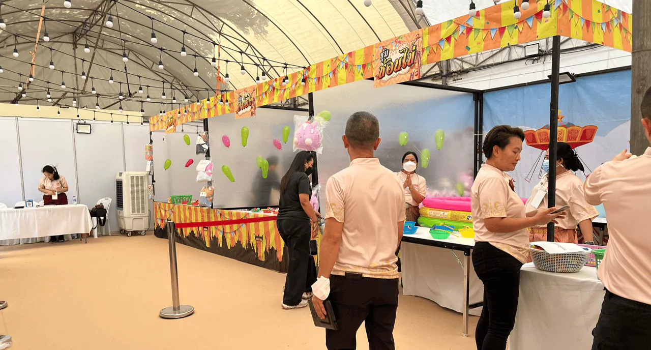 เจ้าหน้าที่อยู่ในบูธกิจกรรมในร่ม