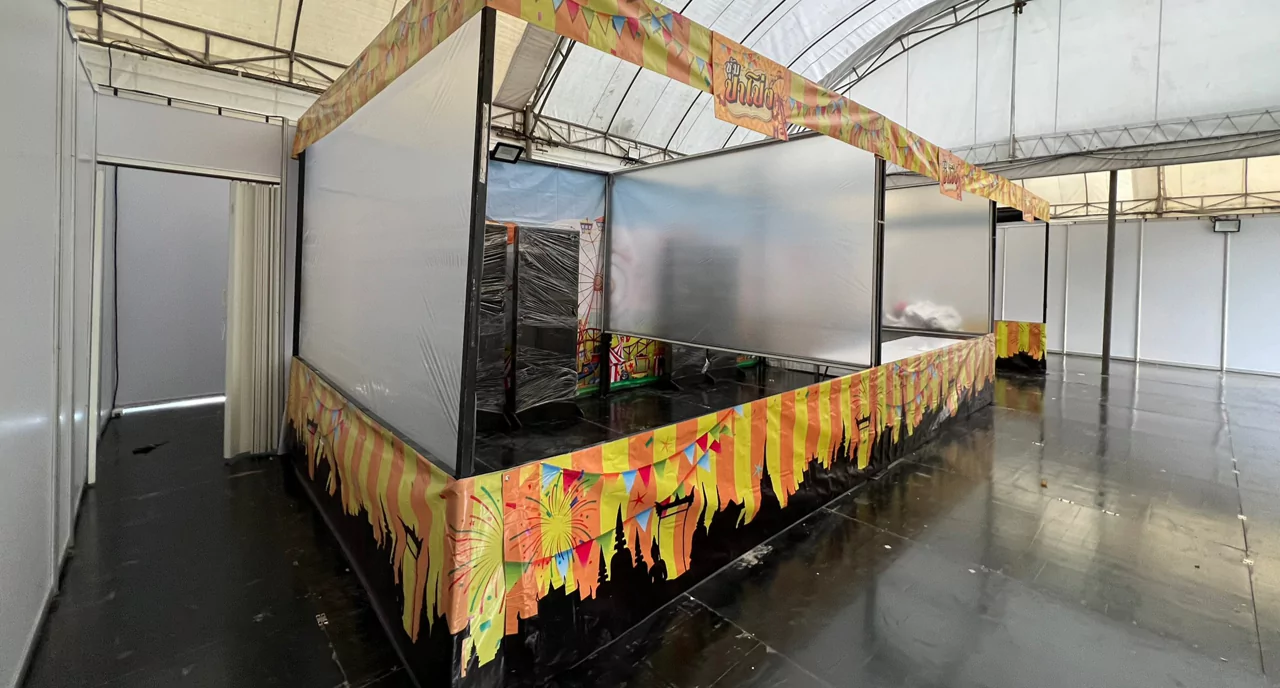 บูธกิจกรรมในร่มมีป้ายแบคดรอปข้างหลัง