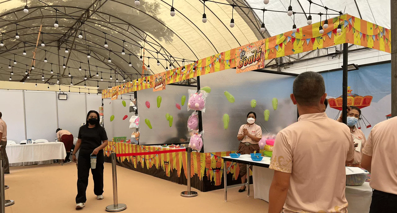 เจ้าหน้าที่อยู่ในบูธกิจกรรมในร่ม