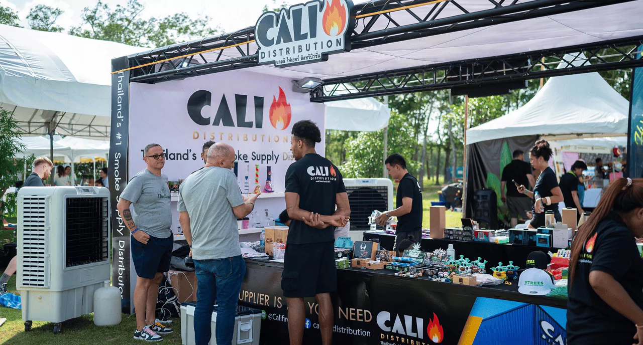 บูธสำหรับขายสินค้า มีพนักงานกำลังเตรียมสินค้า