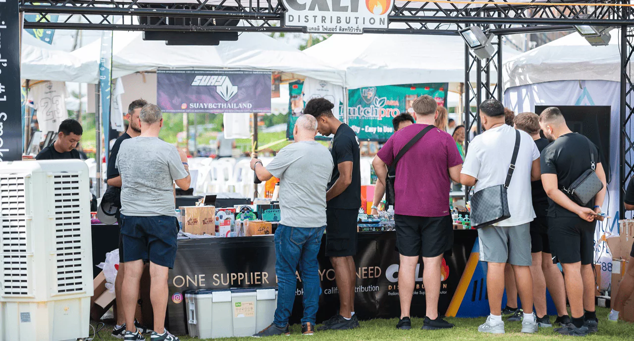 บูธสำหรับขายสินค้า มีพนักงานกำลังเตรียมสินค้า