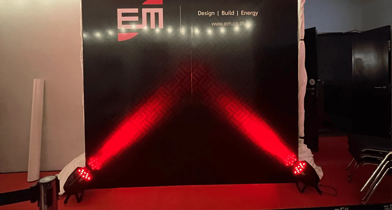 แบคดรอปถ่ายรูปสีดำมีไฟสีแดงส่องเข้าแบคดรอป