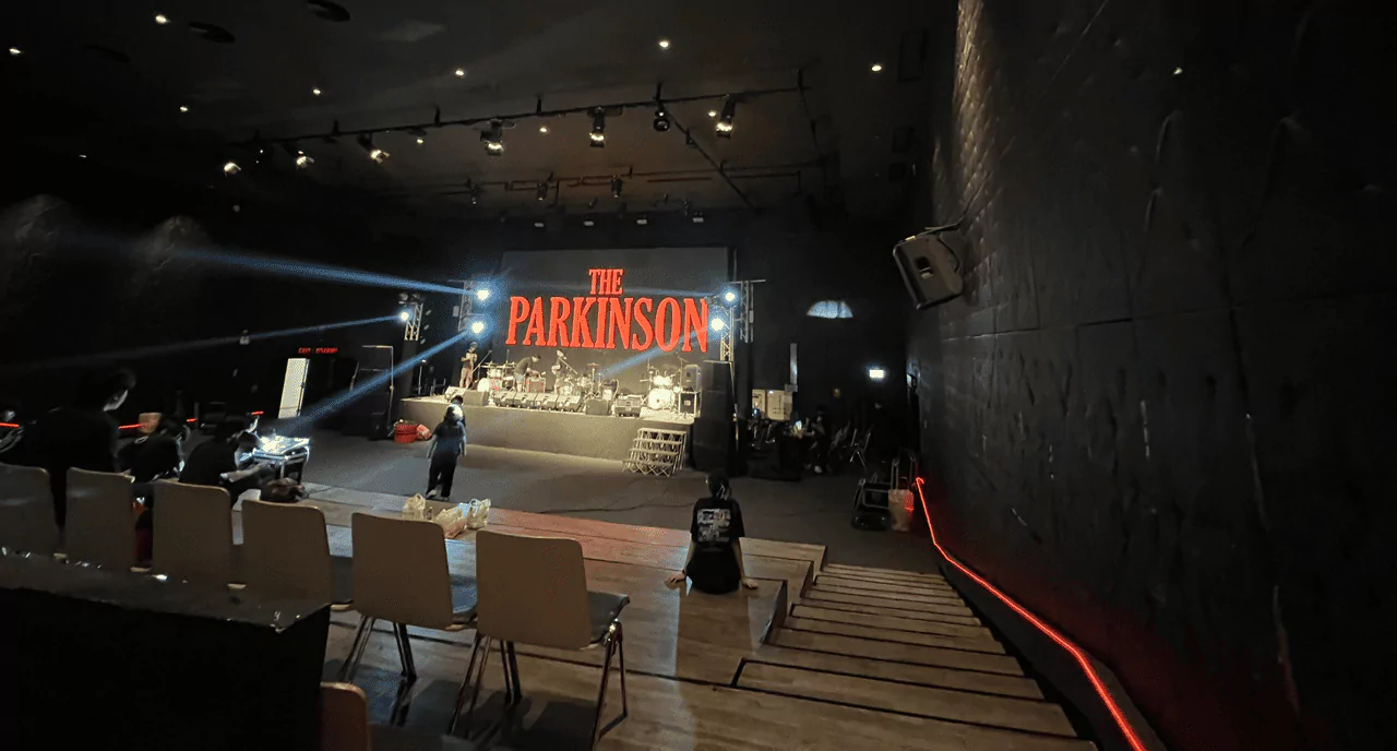 เวทีงานคอนเสิร์ต มีที่นั่งสำหรับผู้ชมคอนเสิร์ต