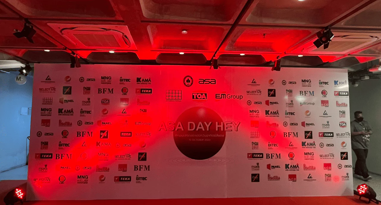 แบคดรอปถ่ายภาพงานคอนเสิร์ตมีไฟสีแดงส่องไปที่แบคดรอป