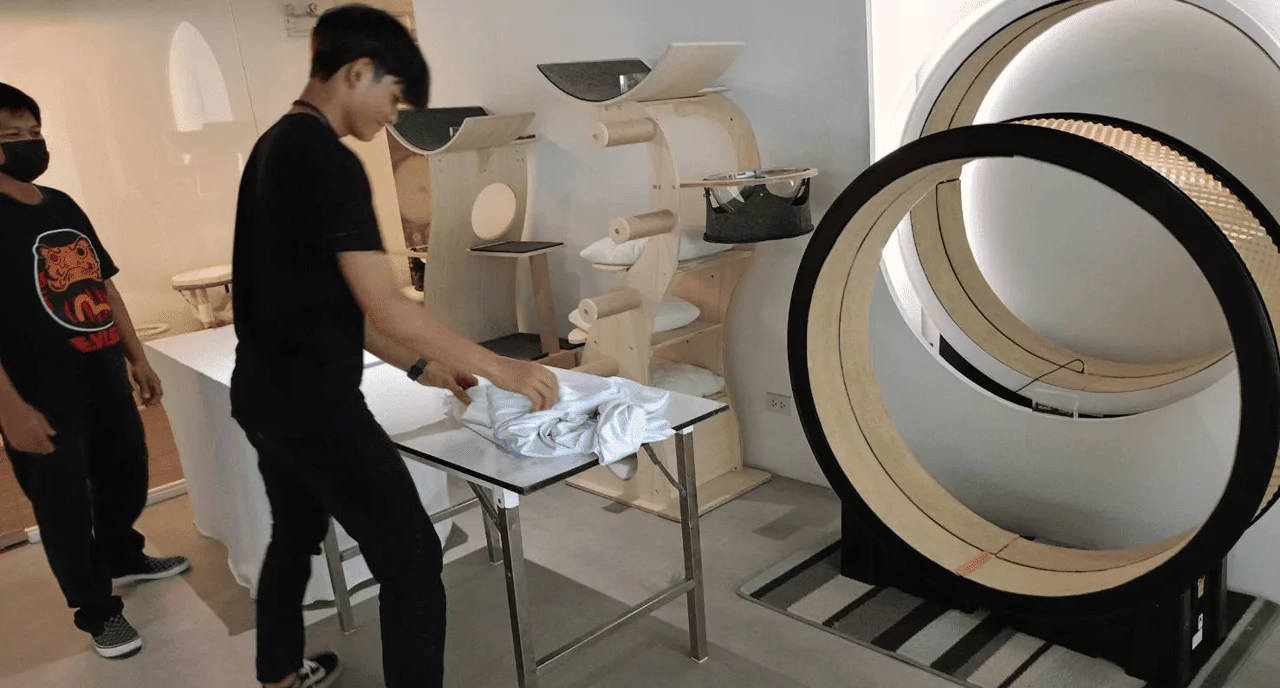 เจ้าหน้าที่กำลังเตรียมบูธสำหรับขายสินค้าเกี่ยวกับสัตว์เลี้ยง