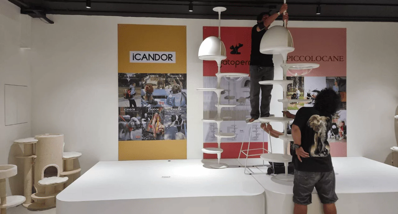 เจ้าหน้าที่กำลังเตรียมบูธสำหรับขายสินค้าเกี่ยวกับสัตว์เลี้ยง