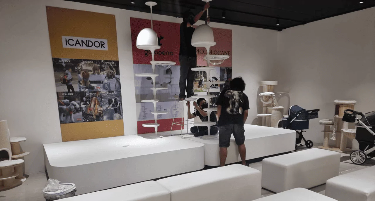 เจ้าหน้าที่กำลังเตรียมบูธสำหรับขายสินค้าเกี่ยวกับสัตว์เลี้ยง