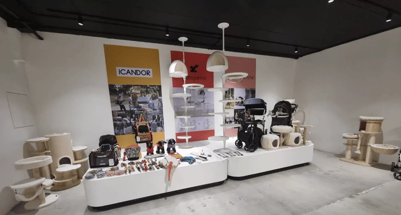 บูธจำหน่ายสินค้าเกี่ยวกับสัตว์เลี้ยง