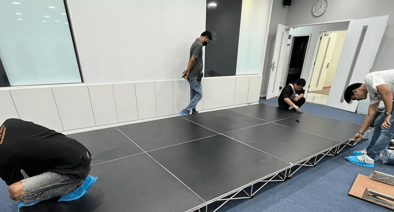 เจ้าหน้าที่กำลังเตรียมจัดงานสัมนา