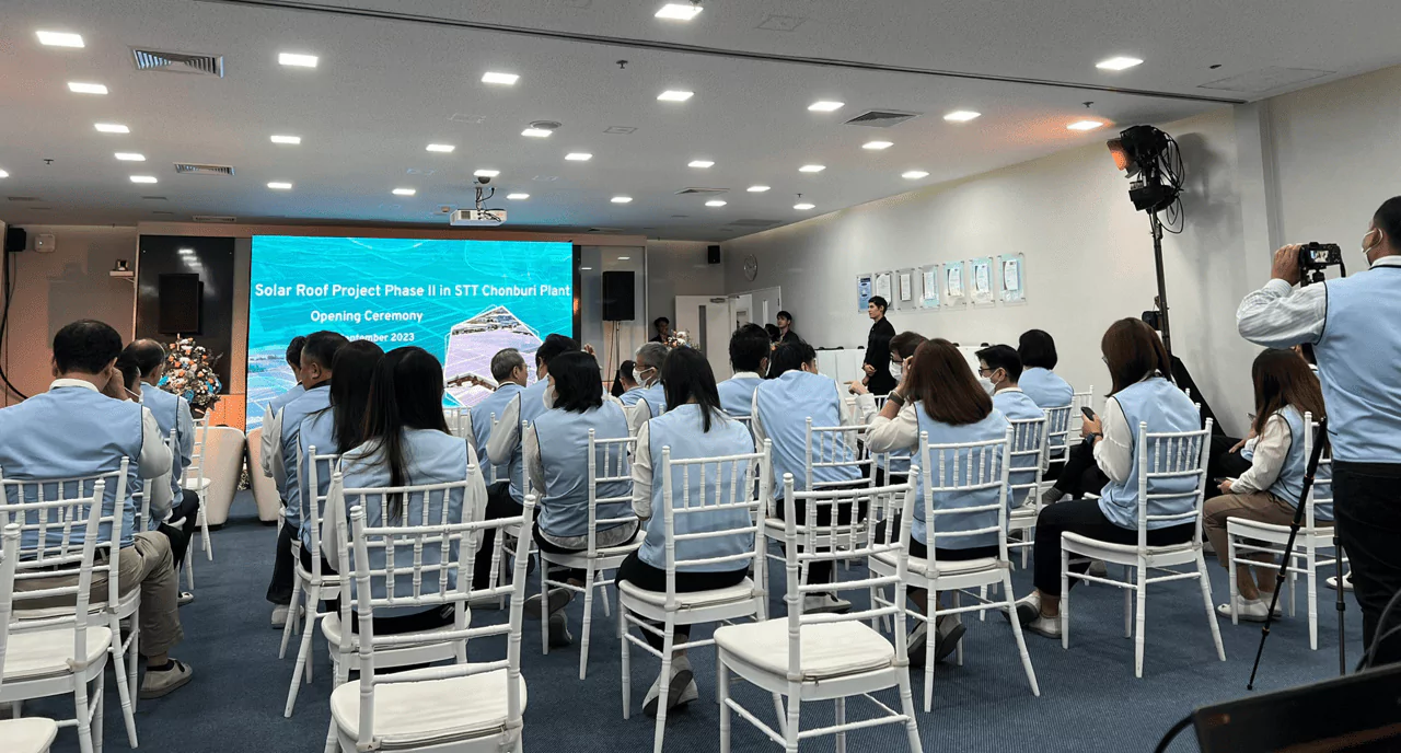 บรรยากาศผู้เข้าฟังสัมนา มีเก้าอี้ และผู้เข้าฟังสัมนาใส่เสื้อยูนิฟอร์มแบบเดียวกันมองไปที่หน้าเวที