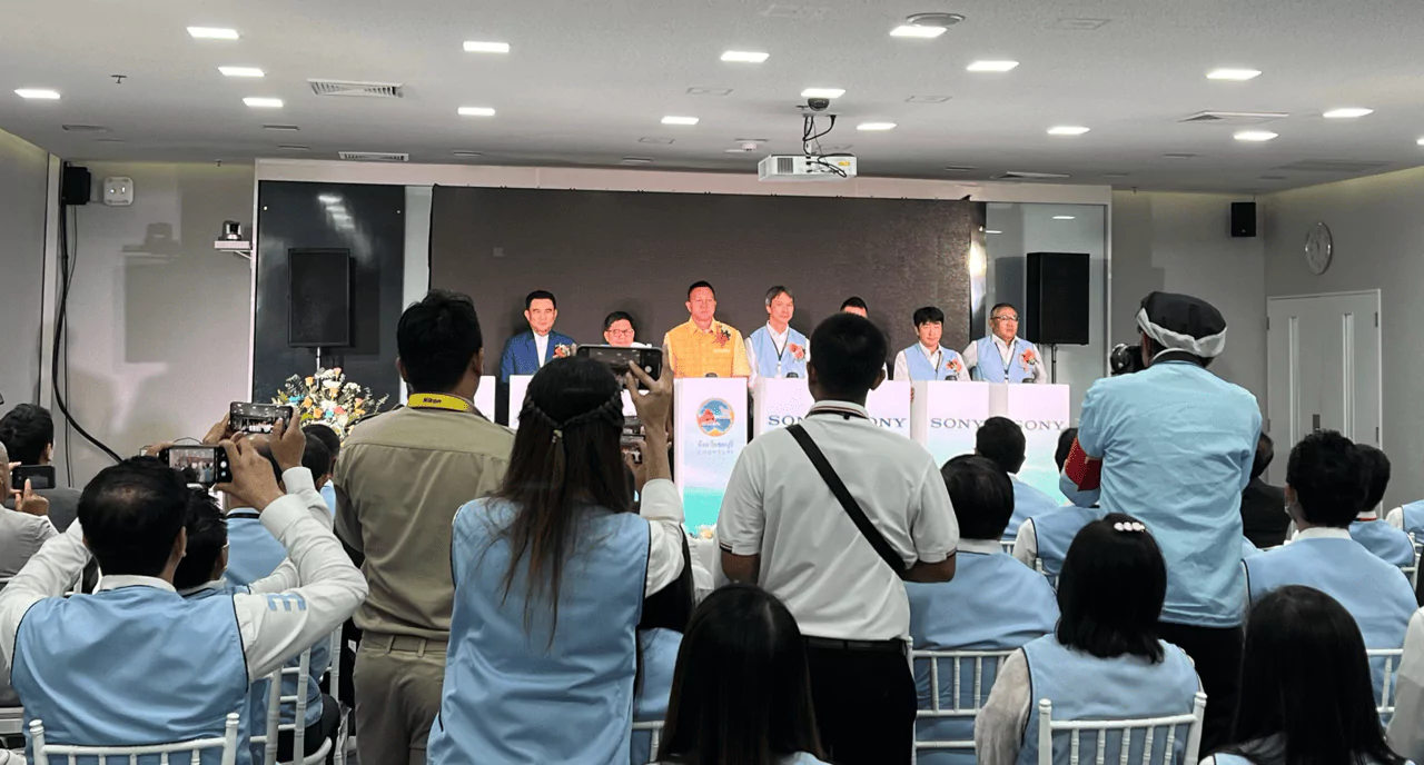 บรรยากาศผู้เข้าฟังสัมนา มีเก้าอี้ และผู้เข้าฟังสัมนาใส่เสื้อยูนิฟอร์มแบบเดียวกันมองไปที่หน้าเวที