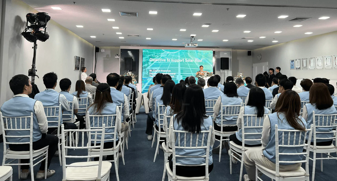บรรยากาศผู้เข้าฟังสัมนา มีเก้าอี้ และผู้เข้าฟังสัมนาใส่เสื้อยูนิฟอร์มแบบเดียวกันมองไปที่หน้าเวที