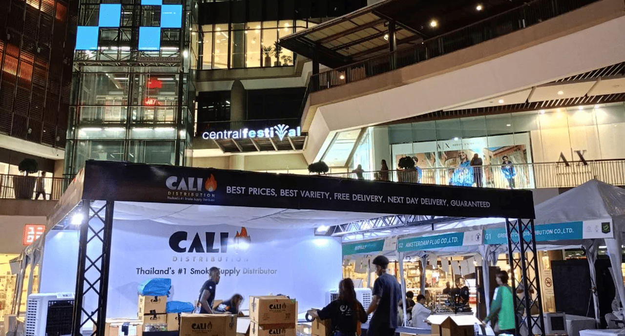 บูธสำหรับขายสินค้า มีพนักงานกำลังเตรียมสินค้า