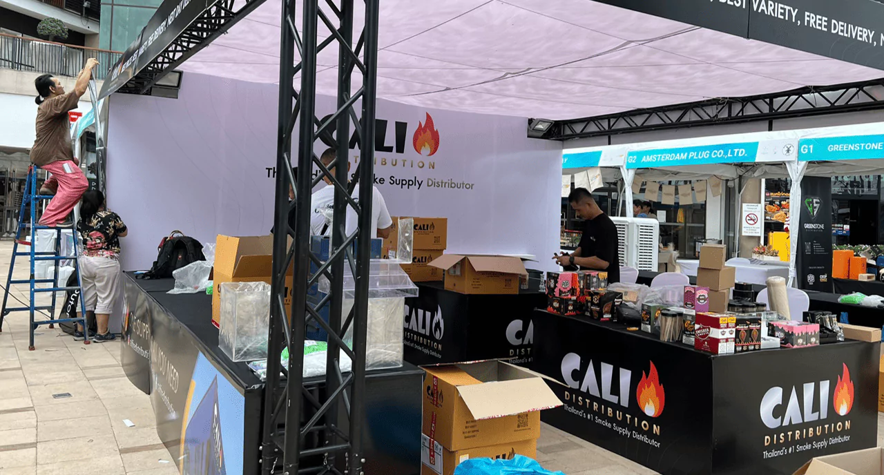 บูธสำหรับขายสินค้า มีพนักงานกำลังเตรียมสินค้า