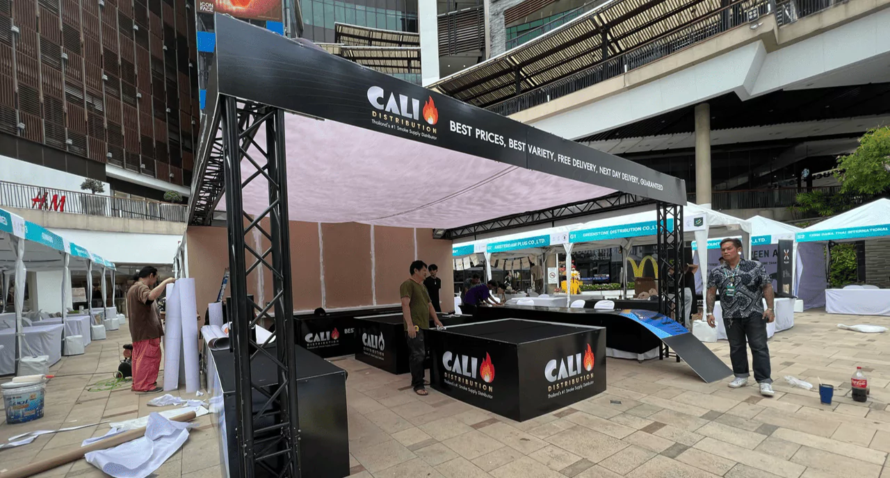 บูธสำหรับขายสินค้า มีพนักงานกำลังเตรียมสินค้า