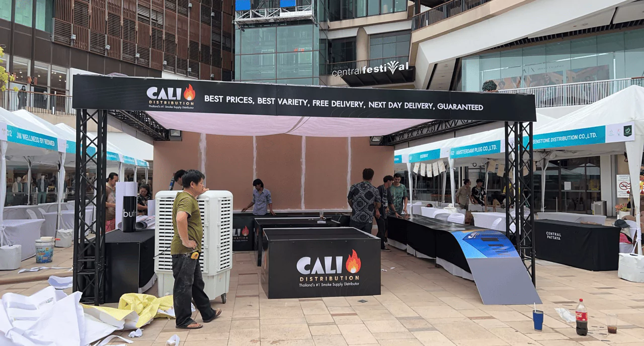 บูธสำหรับขายสินค้า มีพนักงานกำลังเตรียมสินค้า