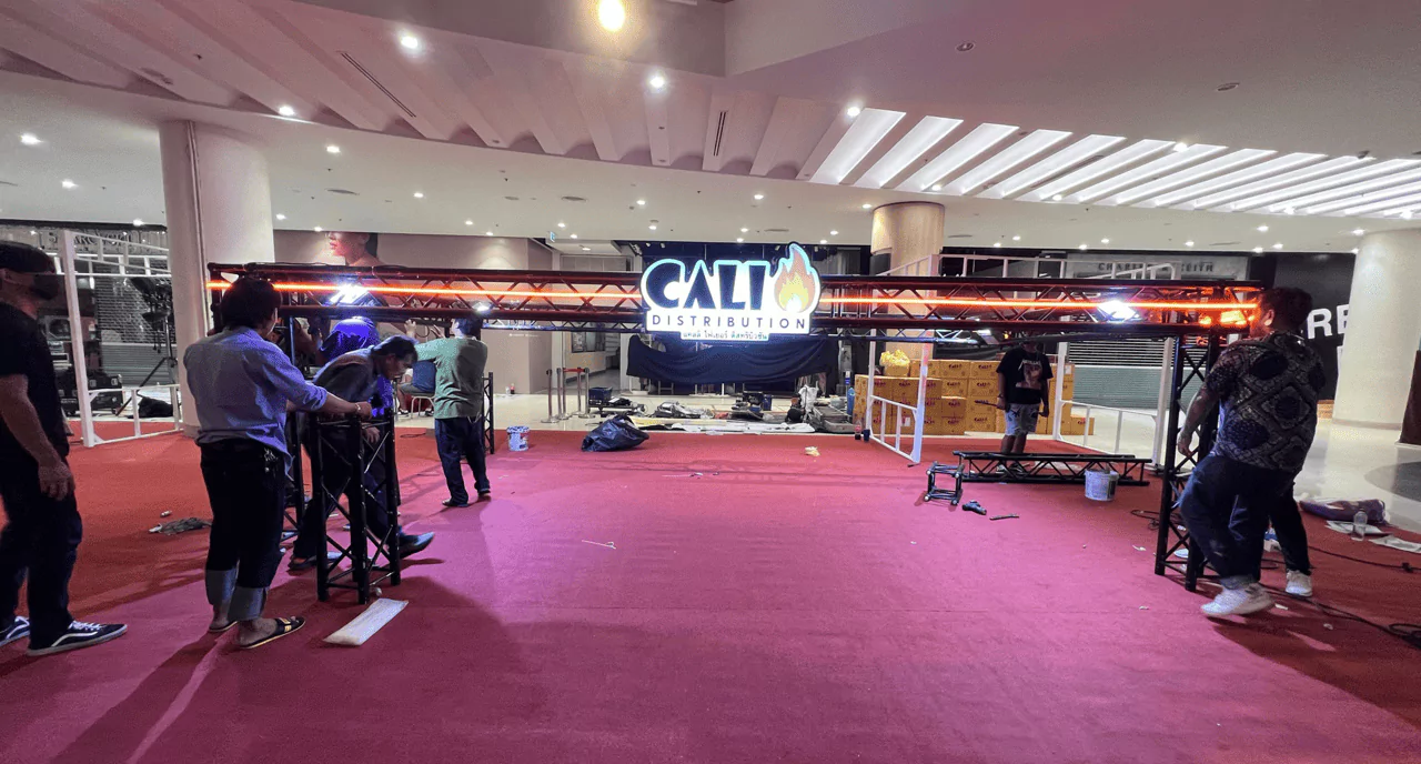 บูธสำหรับขายสินค้า มีพนักงานกำลังเตรียมสินค้า