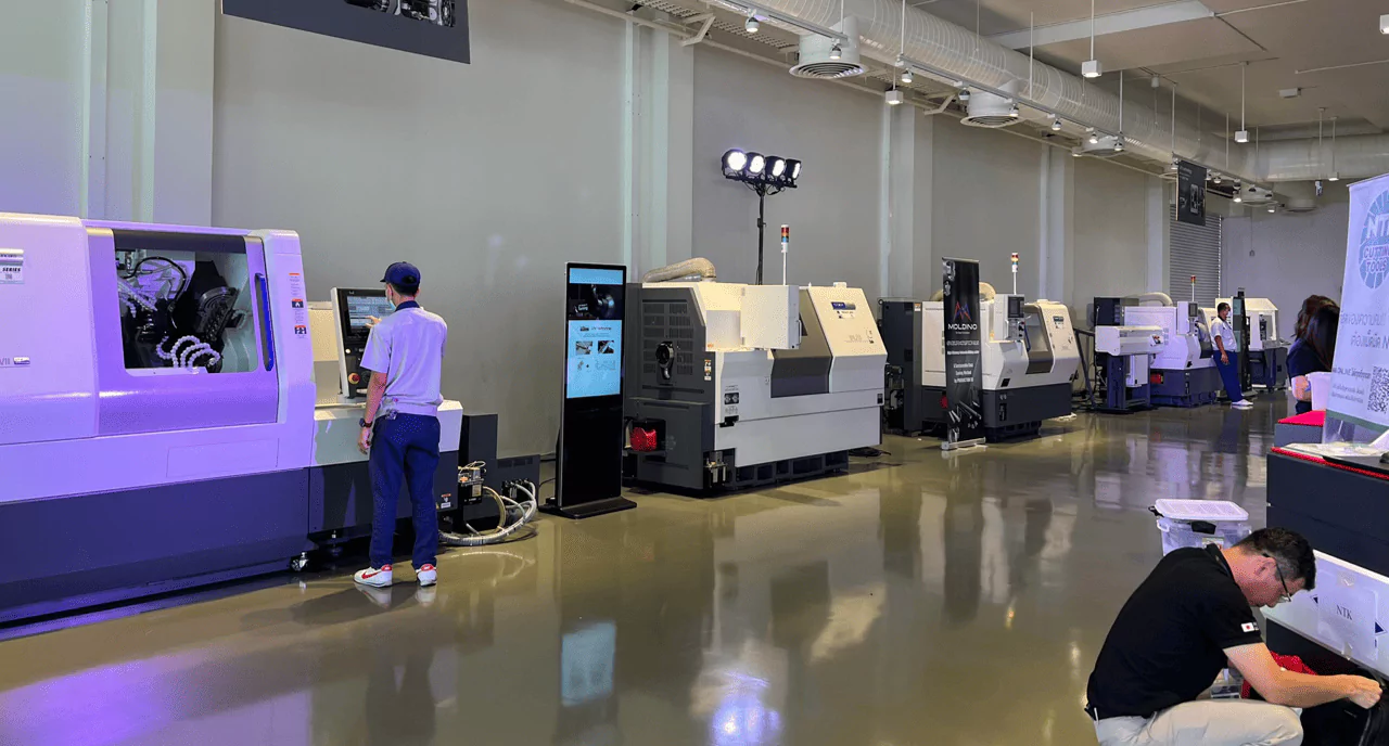 ตัวอย่างสินค้าในงานเปิดตัวสินค้า มีผู้สนใจเข้างานเปิดตัวกำลังดูสินค้าอยู่