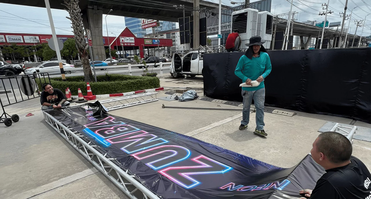 เจ้าหน้าที่กำลังติดตั้งเวทีสำหรับออกกำลังกายเต้นซุมบ้า