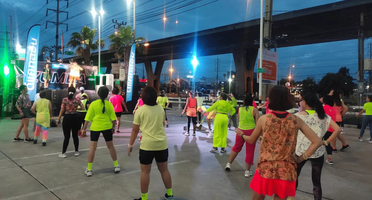 คนหลากหลายคนใส่ชุดออกกำลังกายกำลังเต้น