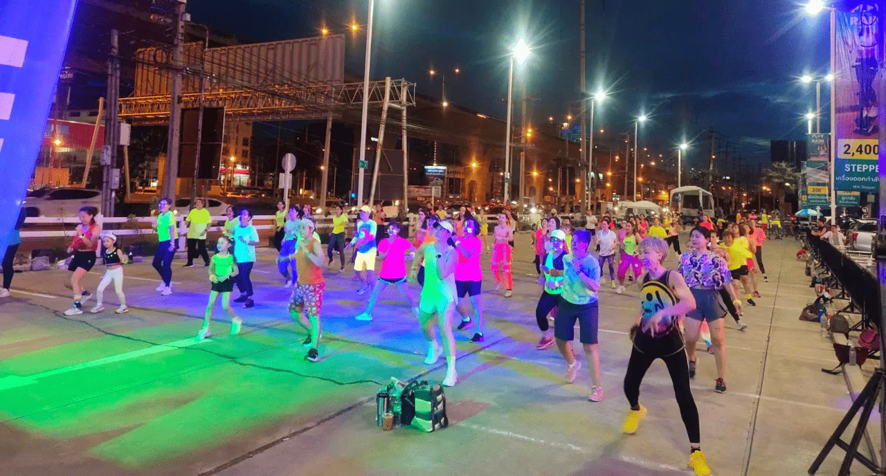 คนหลากหลายคนใส่ชุดออกกำลังกายกำลังเต้น