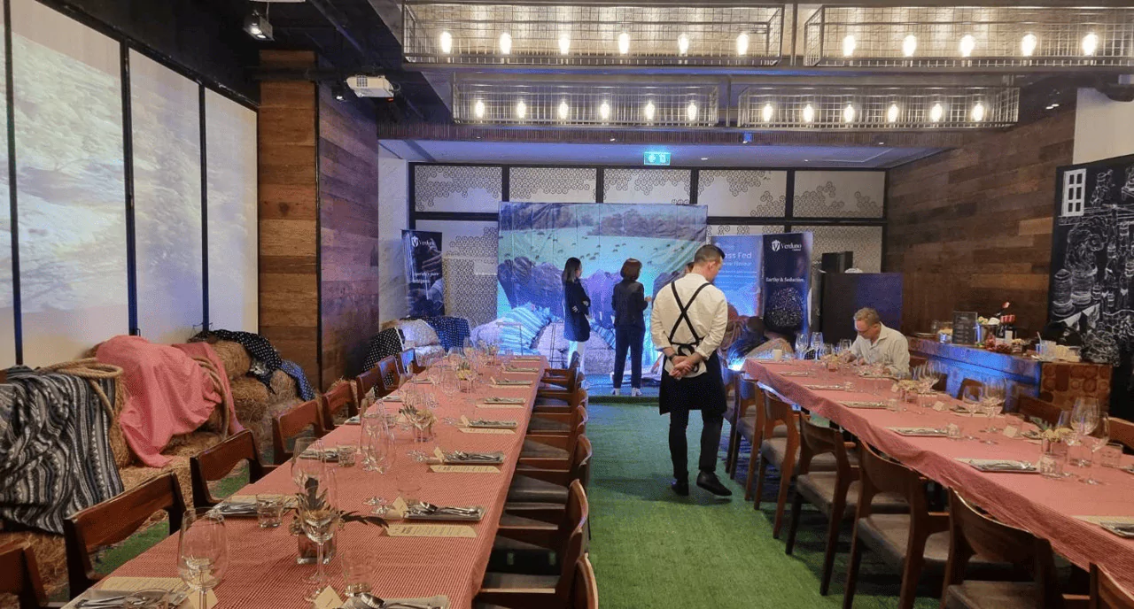 บรรยากาศงานงานแถลงข่าว verduno มีโต๊ะสำหรับผู้เข้าฟังแถลงข่าว