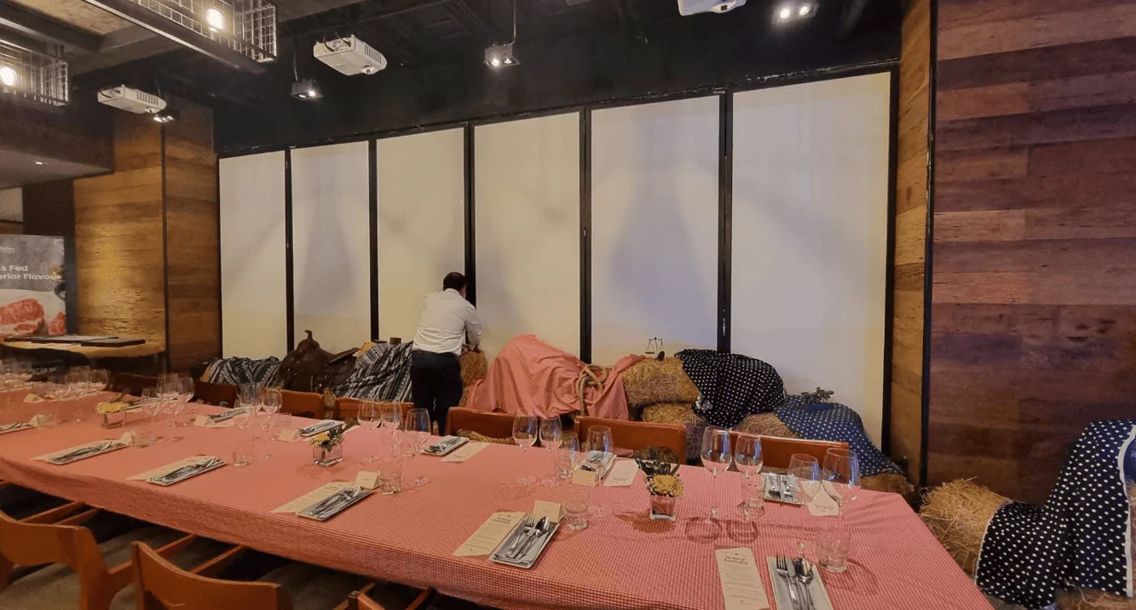 บรรยากาศงานงานแถลงข่าว verduno มีโต๊ะสำหรับผู้เข้าฟังแถลงข่าว