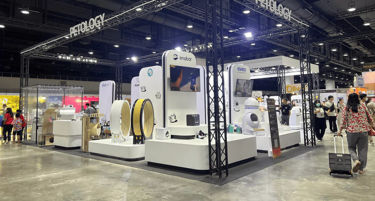 บูธขายสินค้าเกี่ยวกับสัตว์เลี้ยงขนาดใหญ่ และมีที่เข้าห้องน้ำสัตว์เลี้ยงอัตโนมัติ