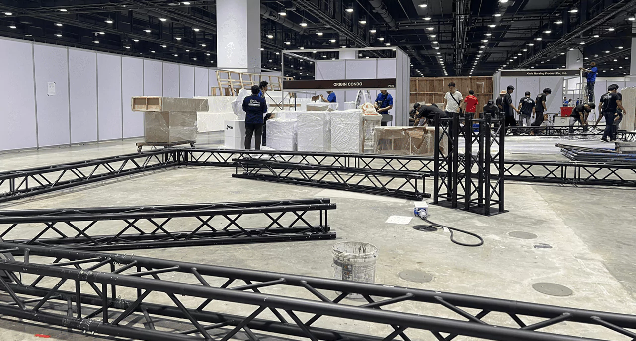 บูธขายสินค้า พนักงานกำลังติดตั้งบูธขายสินค้าเกี่ยวกับสัตว์เลี้ยงขนาดใหญ่