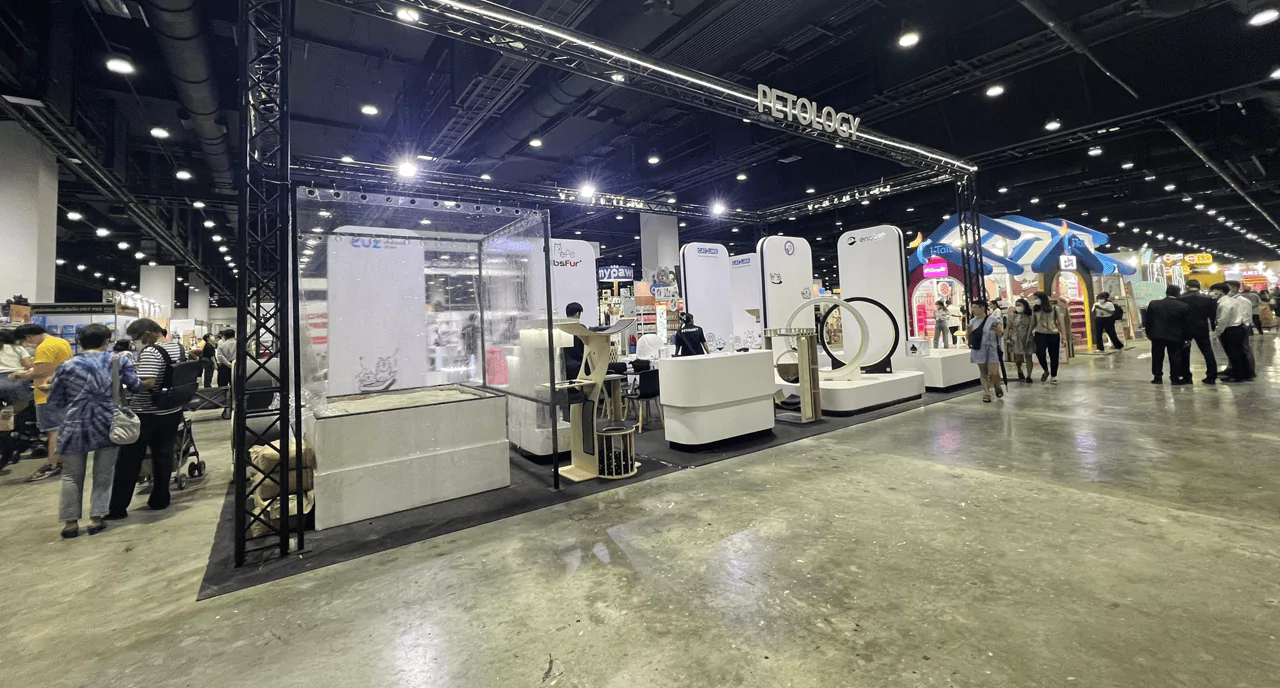 บูธขายสินค้าเกี่ยวกับสัตว์เลี้ยงขนาดใหญ่ และมีที่เข้าห้องน้ำสัตว์เลี้ยงอัตโนมัติ