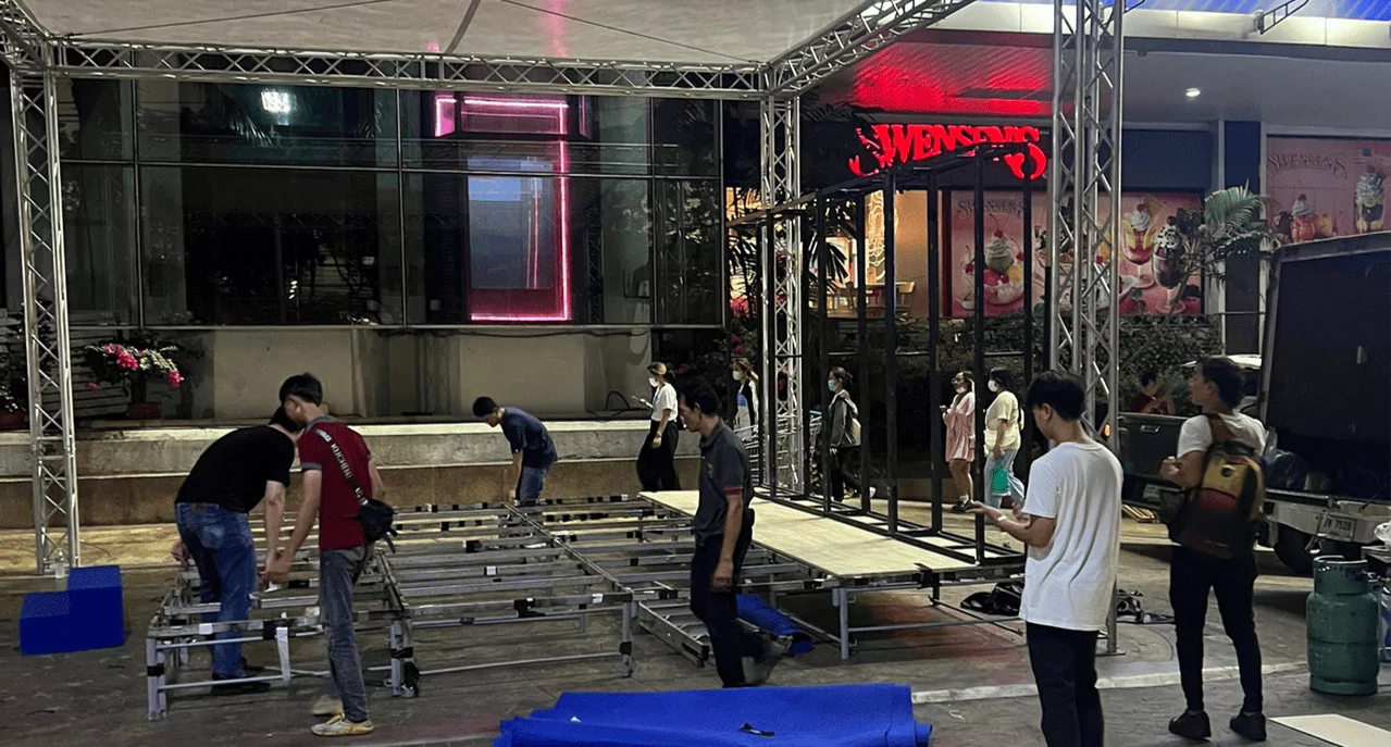 เจ้าหน้าที่กำลังติดตั้งเวทีสำหรับงานเปิดตัว saramonic