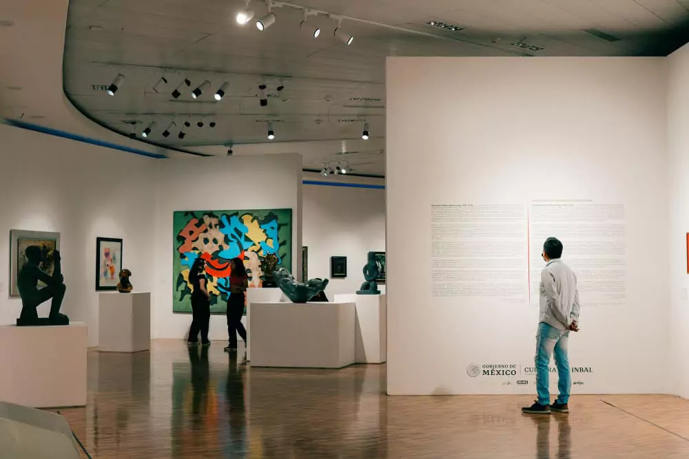 ผู้เข้าชมนิทรรศการกำลังดูภาพแสดงผลงาน