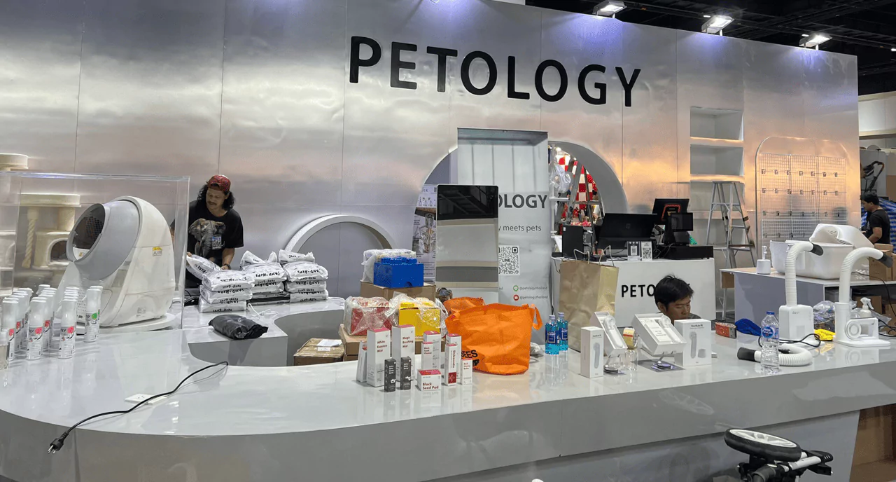 พนักงานกำลังติดตั้งบูธขายสินค้าเกี่ยวกับสัตว์เลี้ยงขนาดใหญ่