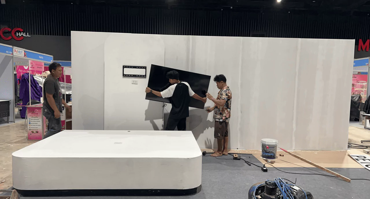 พนักงานกำลังติดตั้งบูธขายสินค้าเกี่ยวกับสัตว์เลี้ยงขนาดใหญ่