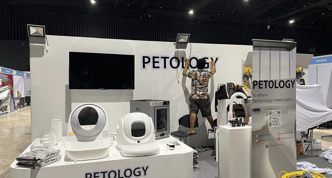 พนักงานกำลังติดตั้งบูธขายสินค้าเกี่ยวกับสัตว์เลี้ยงขนาดใหญ่