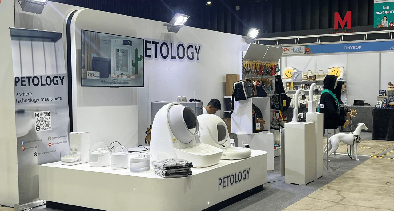 บูธขายสินค้า พนักงานกำลังติดตั้งบูธขายสินค้าเกี่ยวกับสัตว์เลี้ยงขนาดใหญ่ และมีที่เข้าห้องน้ำสัตว์เลี้ยงอัตโนมัติ