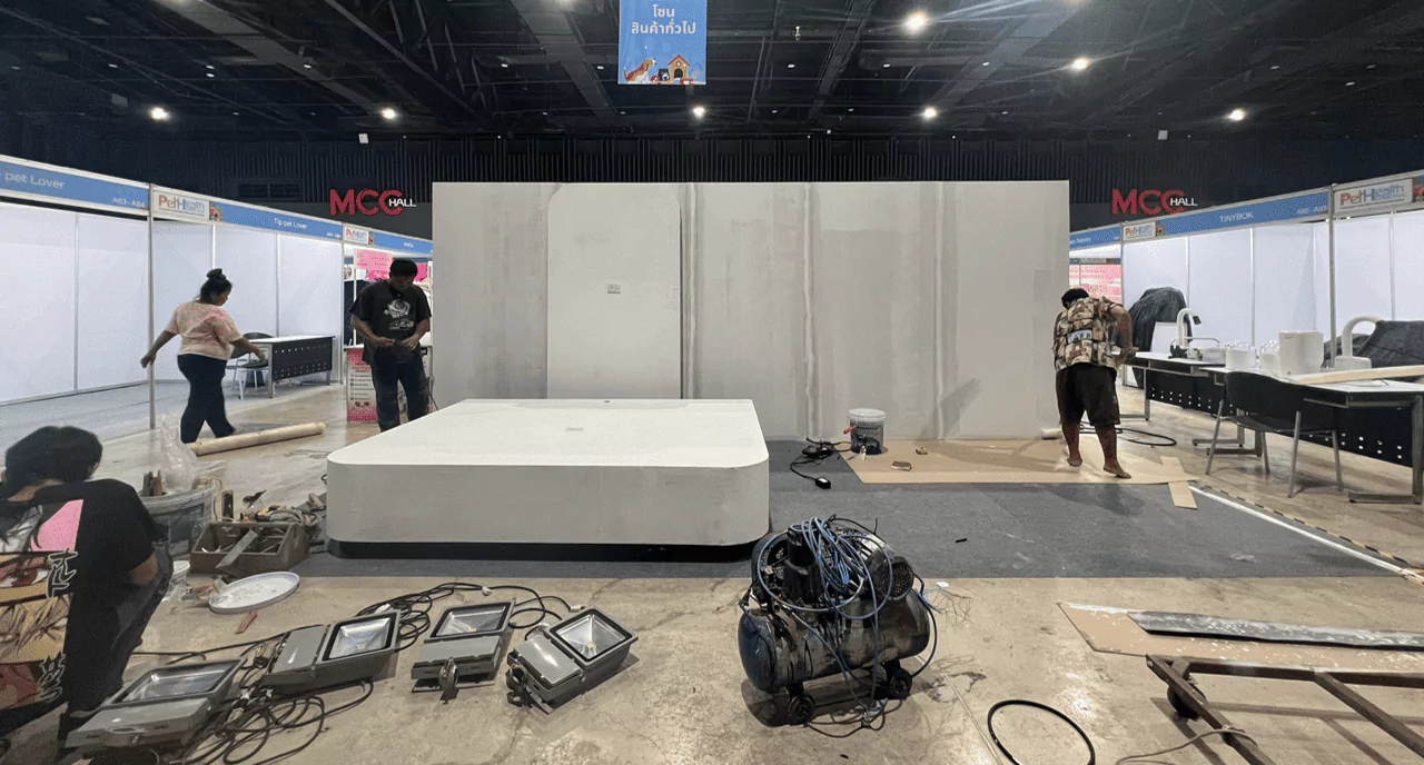 พนักงานกำลังติดตั้งบูธขายสินค้าเกี่ยวกับสัตว์เลี้ยงขนาดใหญ่