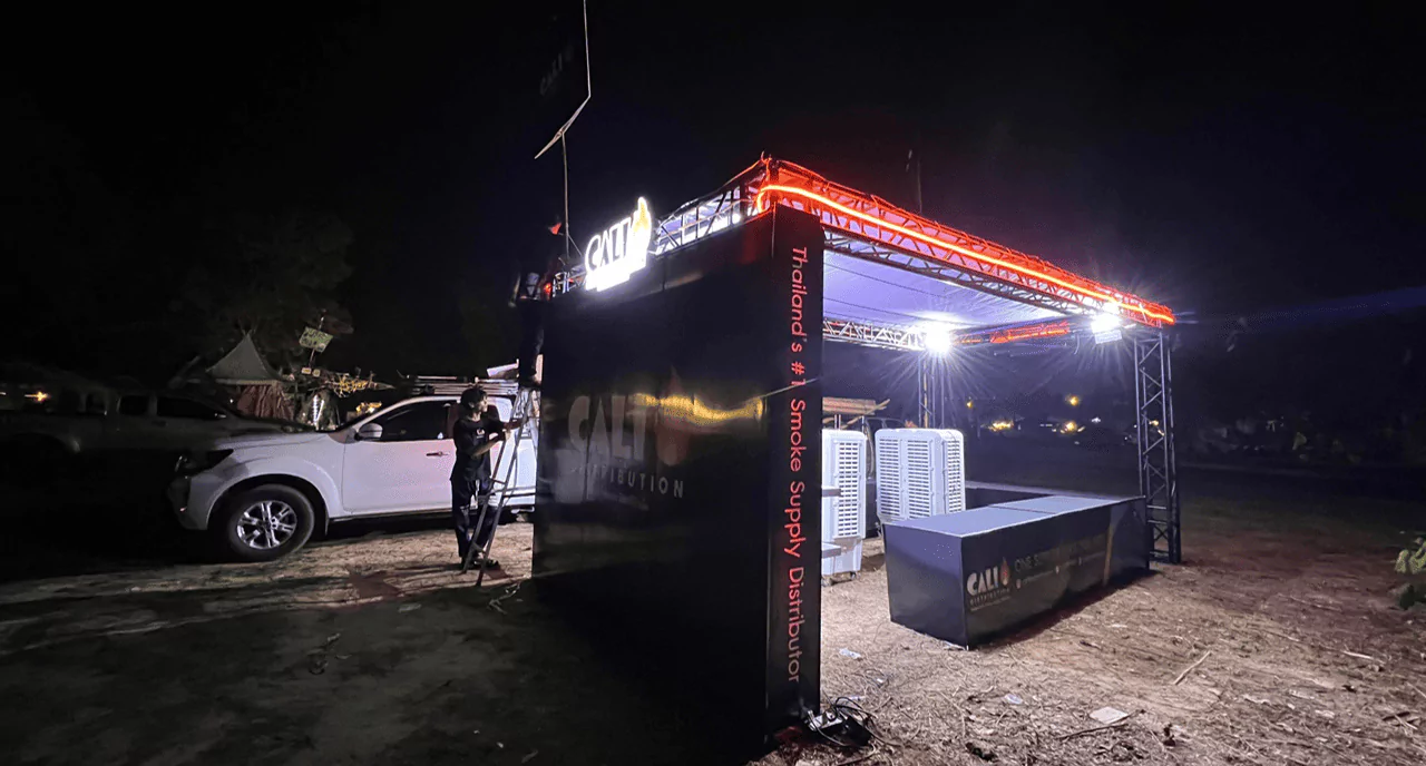 พนักงานกำลังติดตั้งบูธขายสินค้าตอนกลางคืน