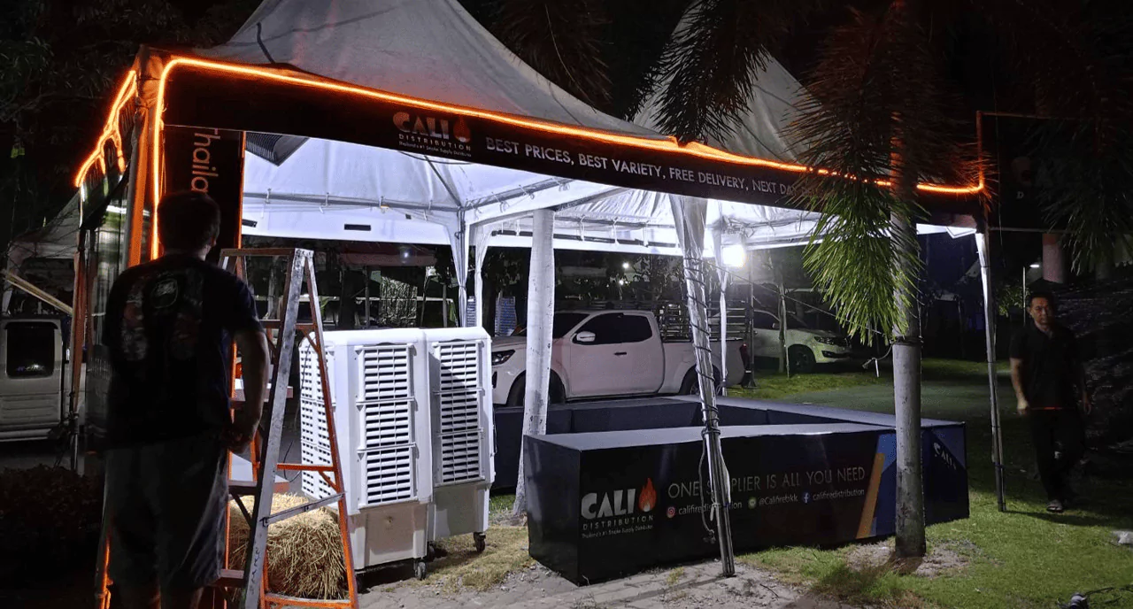 พนักงานกำลังติดตั้งบูธขายสินค้าตอนกลางคืน