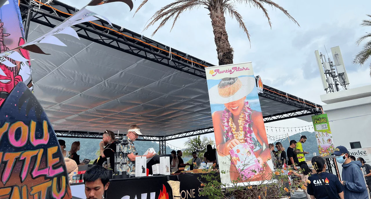 ผู้ชายและผู้หญิงกำลังจัดบูธขายสินค้า