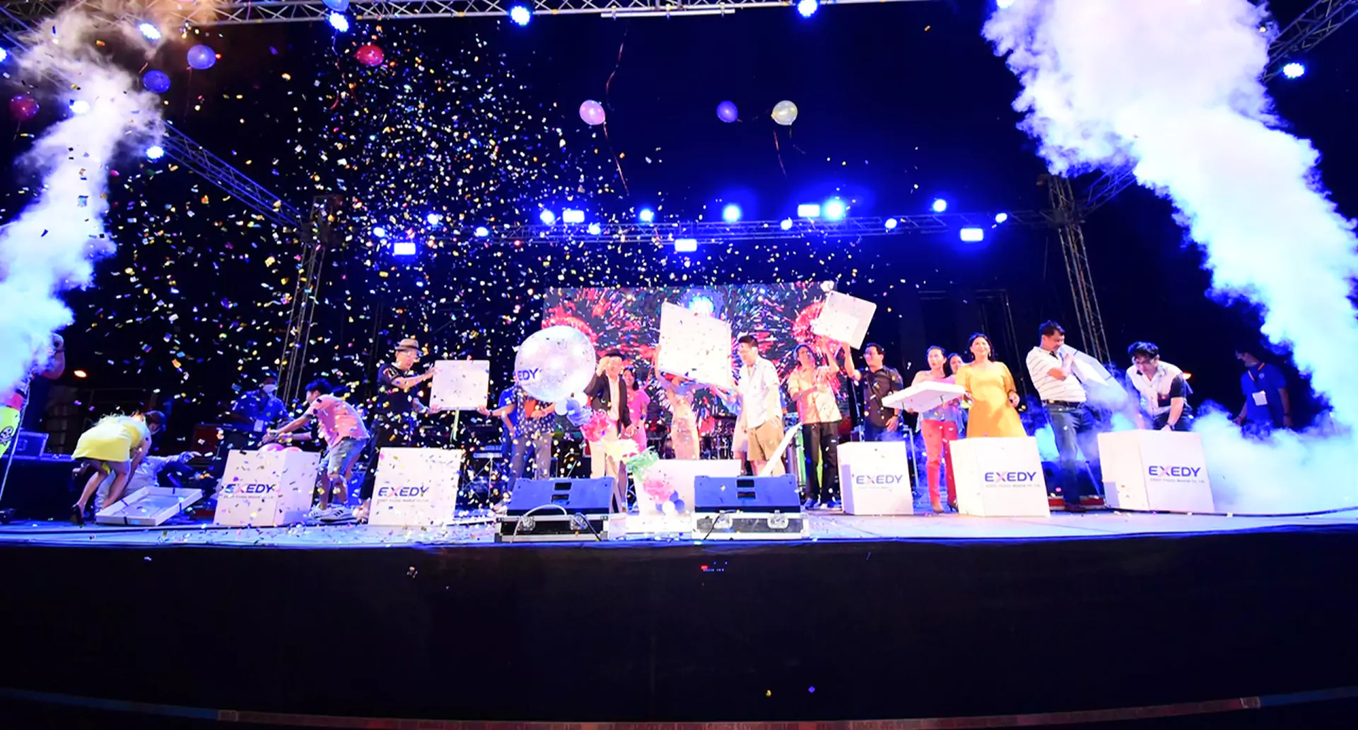 คนหลายคนยืนอยู่บนเวที