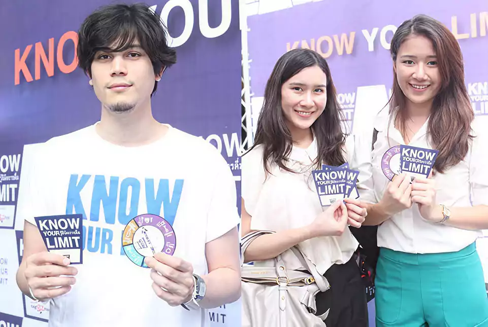 ดาราชายกำลังถือกระดาษทรงกลม และ ดาราหญิงสองคนกำลังถือกระดาษ