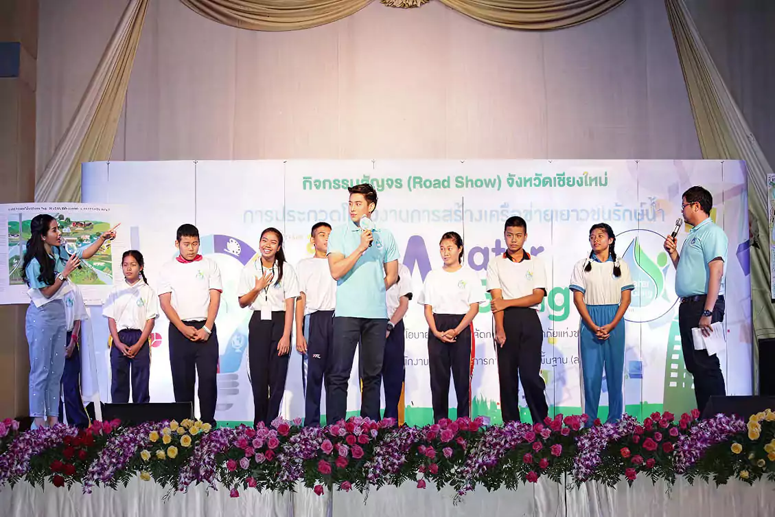 ดาราชายยืนอยู่บนเวที