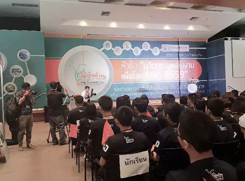 นักเรียนใส่เสื้อยืดสีดำกับลังนั่งฟังสัมนา