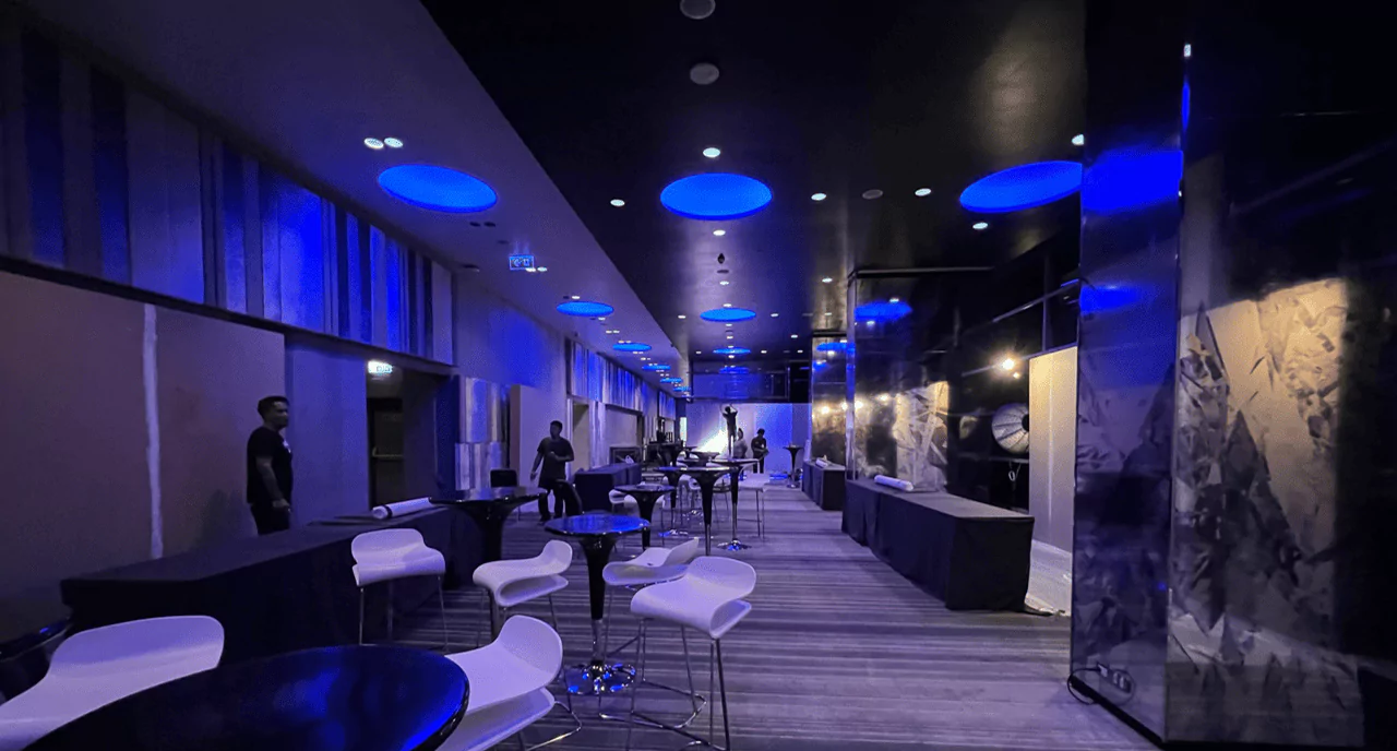 บรรยากาศภายในงานเปิดตัวสินค้าเกี่ยวกับทางการแพทย์ มีเก้าอี้สำหรับผู้ที่มาเข้าชม