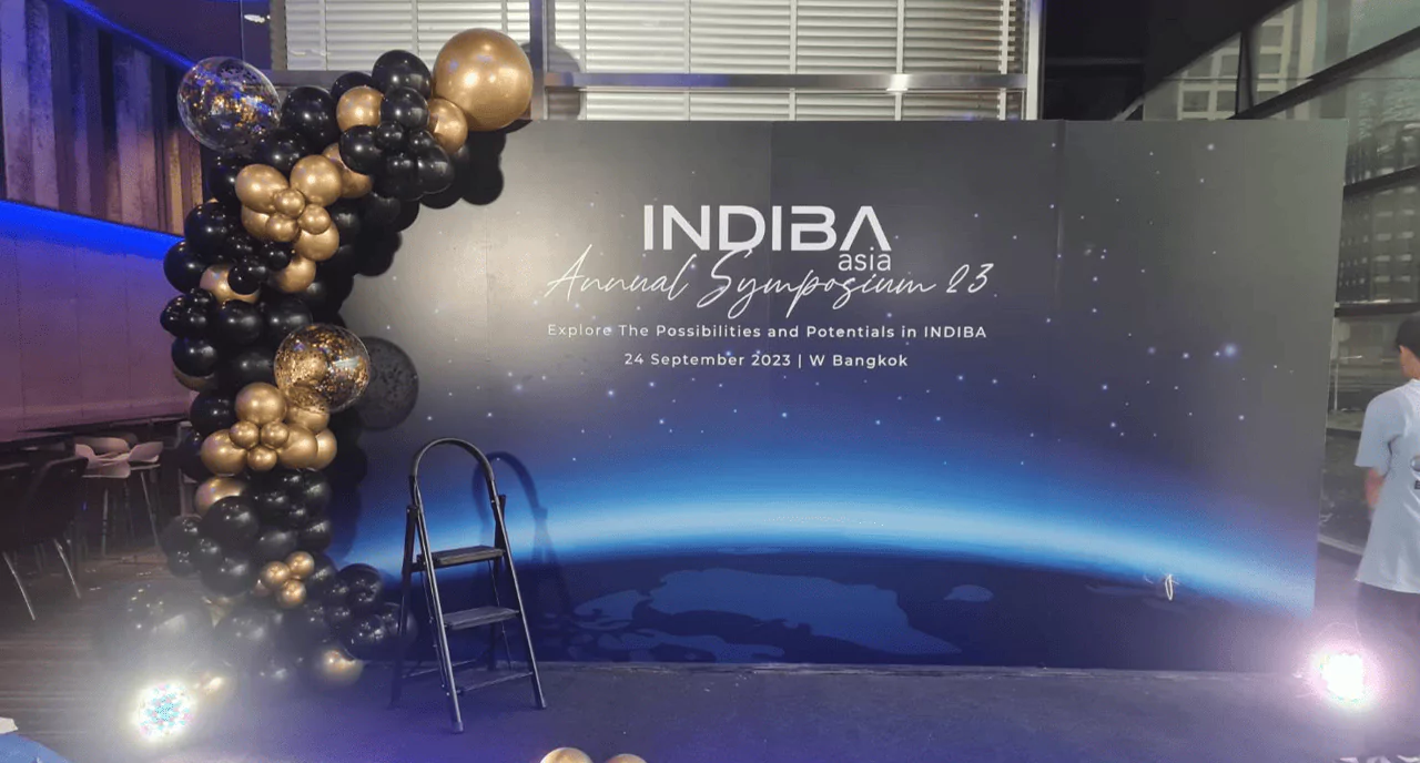 แบคดรอปสีดำสำหรับถ่ายภาพ ตกแต่งด้วยลูกโป่งสีน้ำเงินและ สีทอง