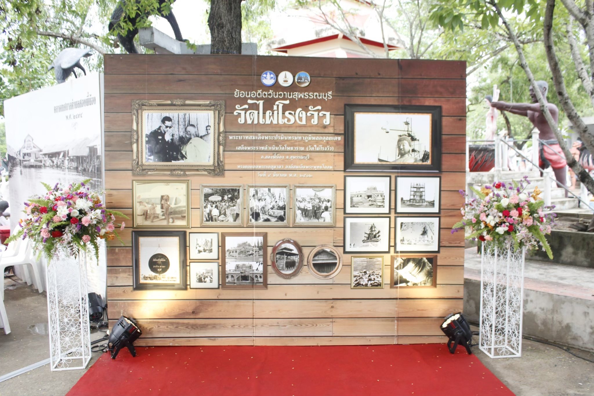 แบคดรอปสี่เหลี่ยมผื่นผ้าสีน้ำตาลมีดอกไม้วางอยู่ด้านข้าง